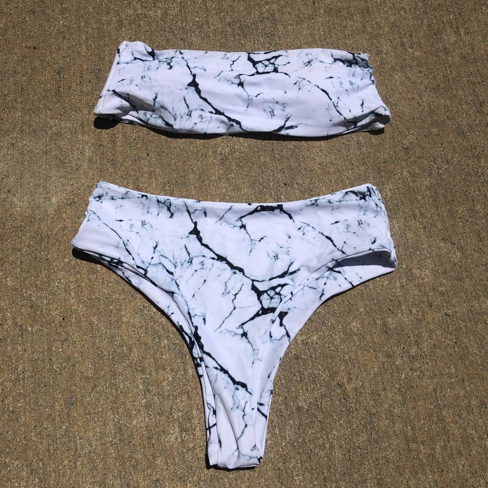 Strapless & high waisted white marble bikini 👙 ✨